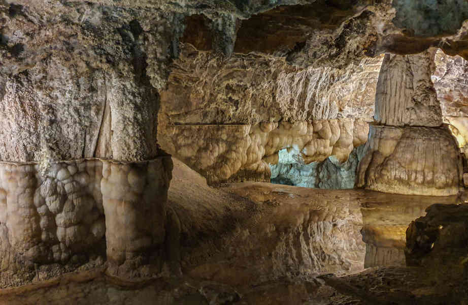 Huelva - Aracena 55 - gruta de Las Maravillas.jpg